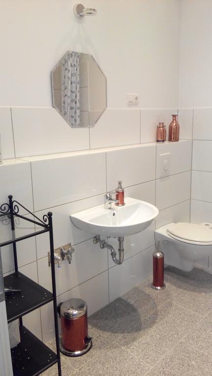 Studio Apartment Niemetzstr 51 Berlin Bagian luar foto