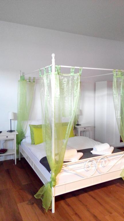 Studio Apartment Niemetzstr 51 Berlin Bagian luar foto